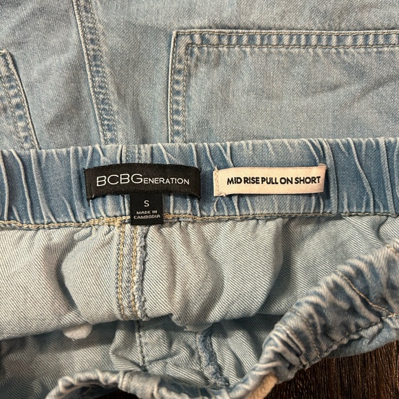 BCBGeneration Light Wash Elastic Waist Drawstring Denim Frayed Hem Shorts - Picture 9 of 10